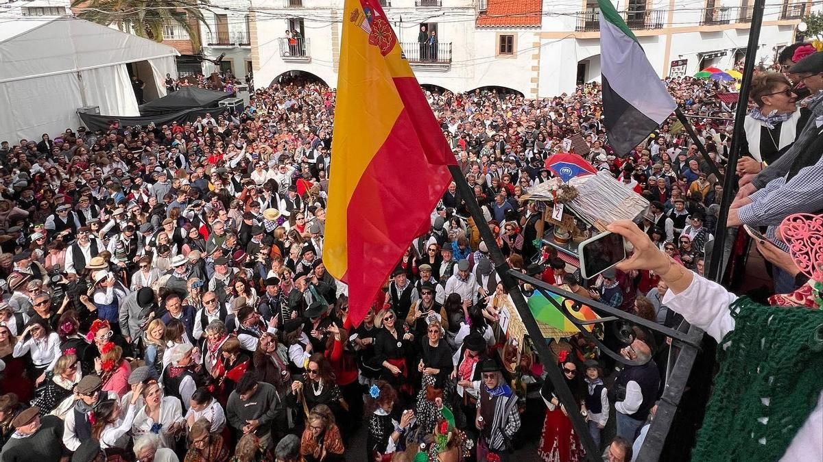 Concentración en la Plaza Mayor del Pasacalles Popular esperando las palabras del alcalde.