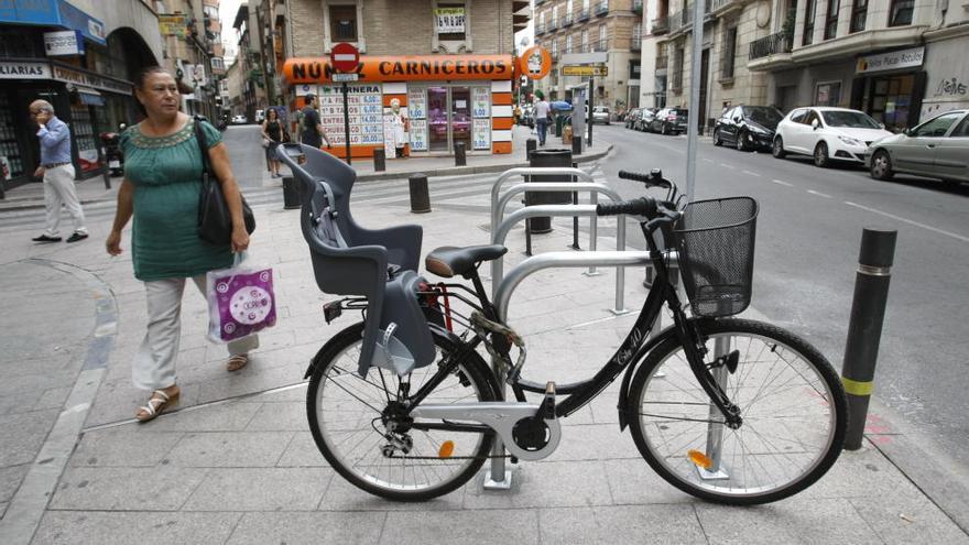 El uso de las bicicletas ha aumentado exponencialmente en el último año y se han colocado numerosos aparcabicis en la ciudad.