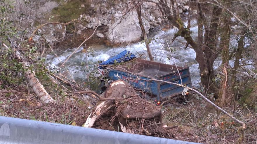 Herido grave un camionero al despeñarse con su vehículo al río Ponga en Amieva