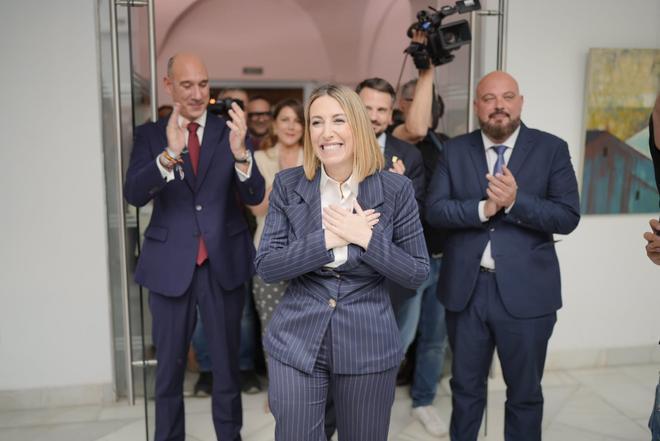 Fotogalería | La ya presidenta de la Junta, María Guardiola, recibe las felicitaciones de los diputados