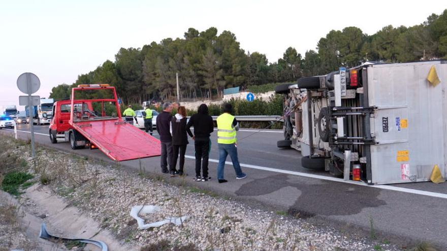 El camión ha volcado pero el conductor y los otros dos ocupantes han salido ilesos de la cabina