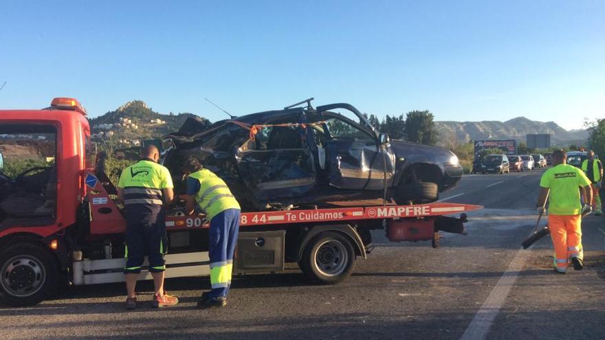 Una violenta colisión de tres vehículos en el acceso a Dénia deja tres heridos leves