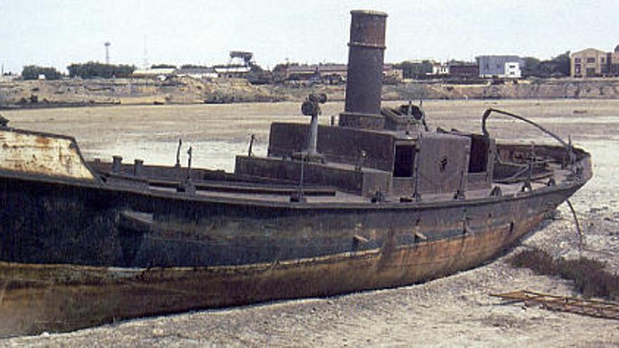 Los restos de un barco varado en lo que queda del mar de Aral, una masa de agua situada en Asia central cuya desertización fue la mayor catástrofe ecológica del siglo XX, araña metros de superficie en su minúscula área norte mientras un consorcio petrolero multinacional rastrea el vasto sur en busca de suculentas reservas de hidrocarburos.