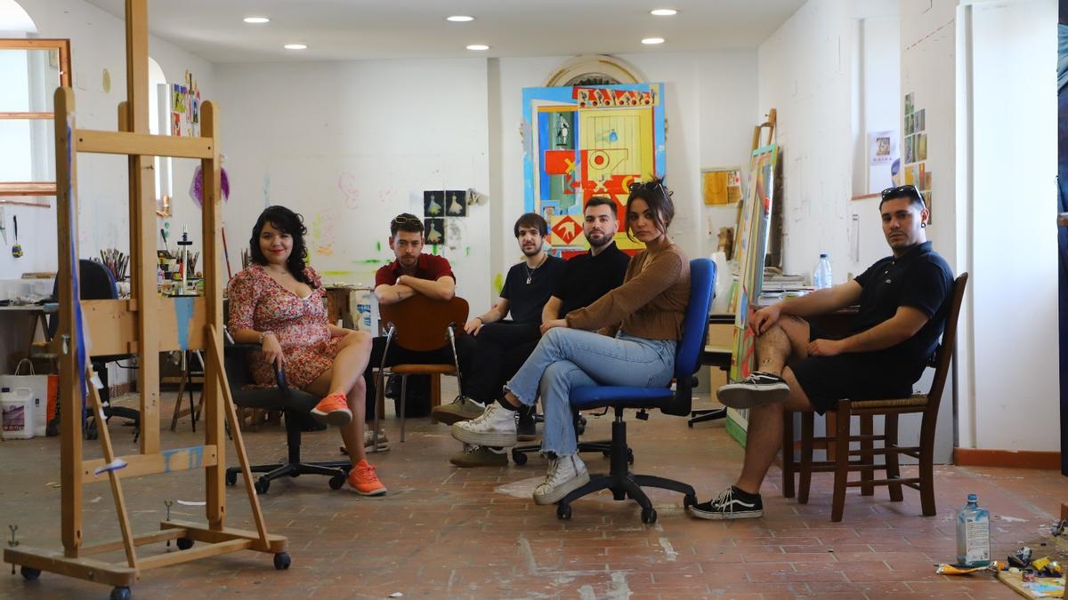 (De izquierdaa derecha) Los artistas plásticos Paloma Vianey, Juan Manuel Benítez Grima, Fran Baena, Alberto Montes, Laura Vinós y Diego Balazs.