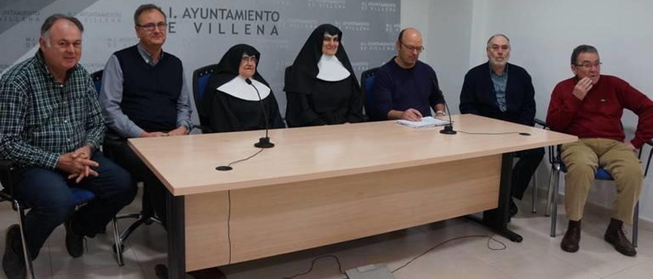 Dos hermanas de la Congregación con miembros de la comisión y el edil de Bienestar Social.