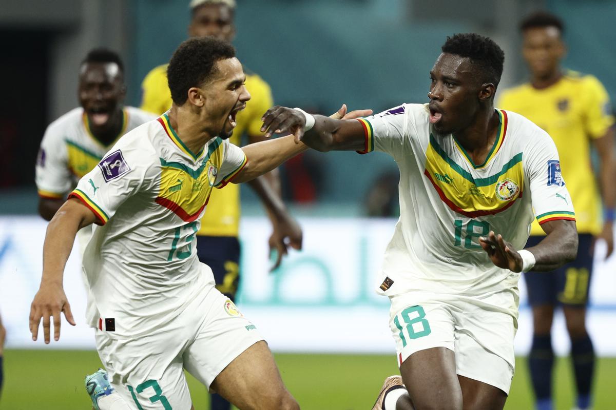 GR2105. DOHA (CATAR), 29/11/2022.- Ismaila Sarr de Senegal celebra su gol hoy, en un partido de la fase de grupos del Mundial de Fútbol Qatar 2022 entre Ecuador y Senegal en el estadio Internacional Jalifa en Doha (Catar). EFE/ Esteban Biba