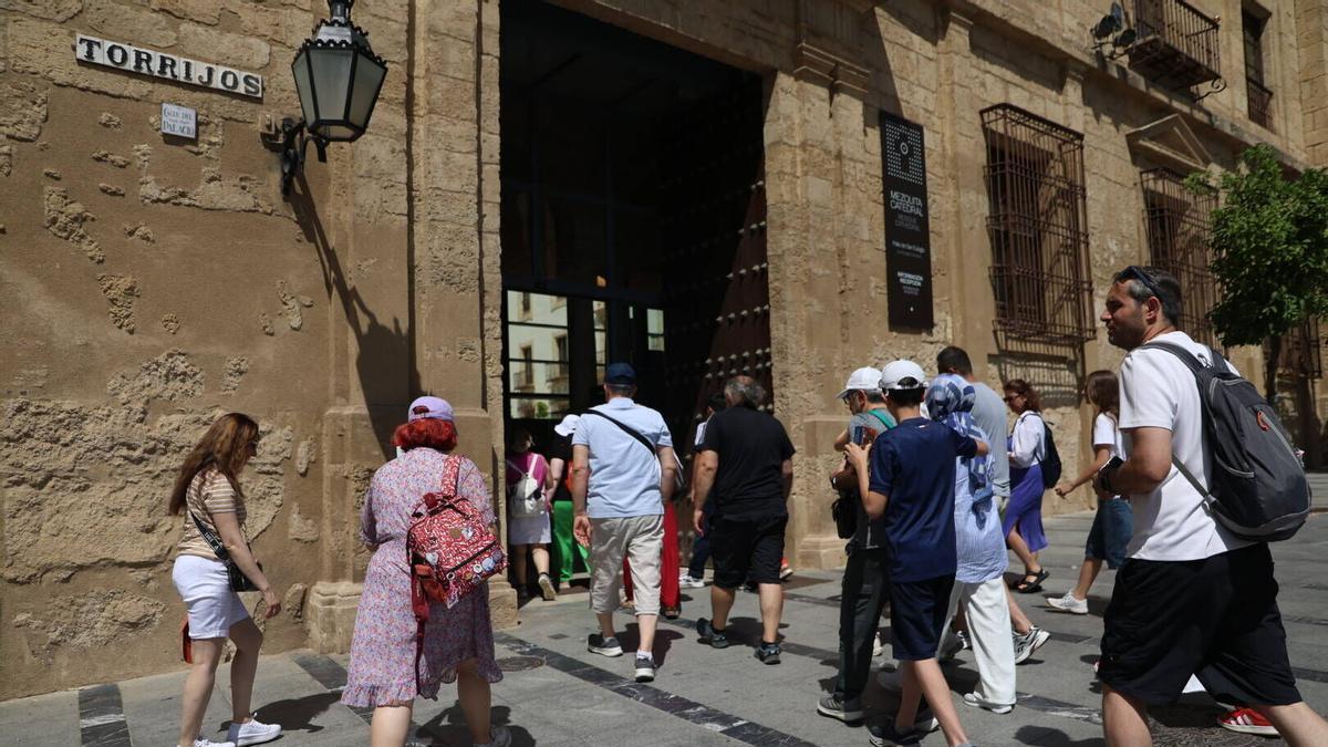 Turistas entrando al centro de recepción de visitantes.