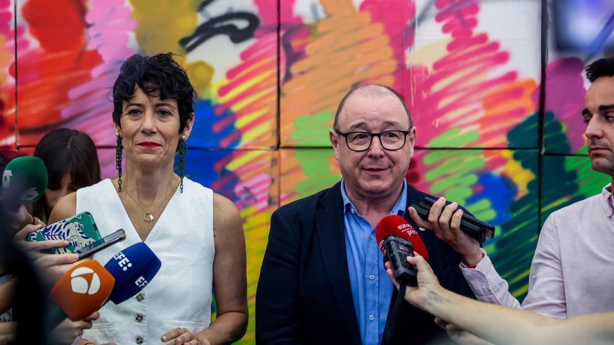 La ministra de Inclusión Elma Saiz, y el director del Área de Migraciones de Cruz Roja Española (CRE), José Javier Sánchez Espinosa.