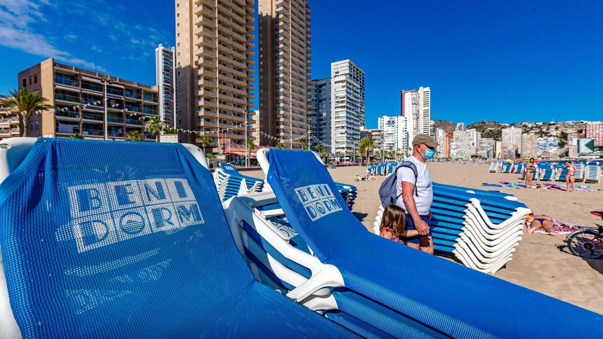 Otra imagen de las hamacas amontonadas estos días en las playas.