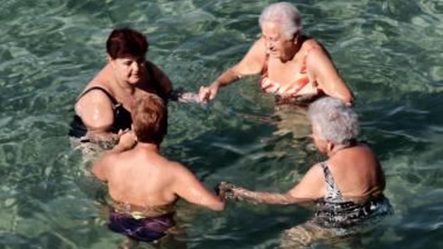Un grupo de pensionistas disfrutando del mar en Benidorm