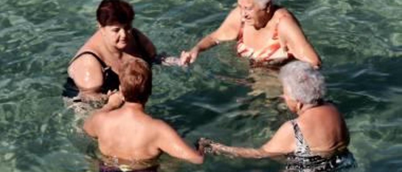 Un grupo de pensionistas disfrutando del mar en Benidorm