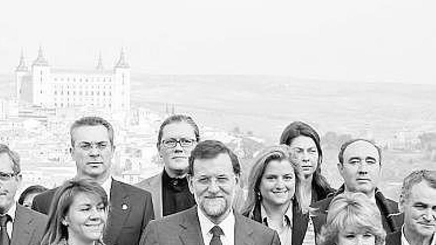 Rajoy, entre Cospedal, a la izquierda, y Aguirre, ayer, en Toledo.
