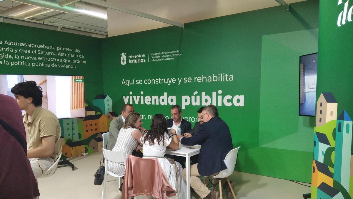 Un momento de la reunión en el stand de la Dirección General de Vivienda, en la Feria de Muestras.