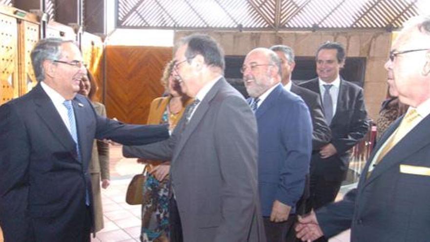 El presidente de la patronal de Las Palmas, Sebastián Grisaleña (izda.), saluda al consejero Domingo Berriel a su llegada, ayer, al Alfredo Kraus. i ADOLFO MARRERO