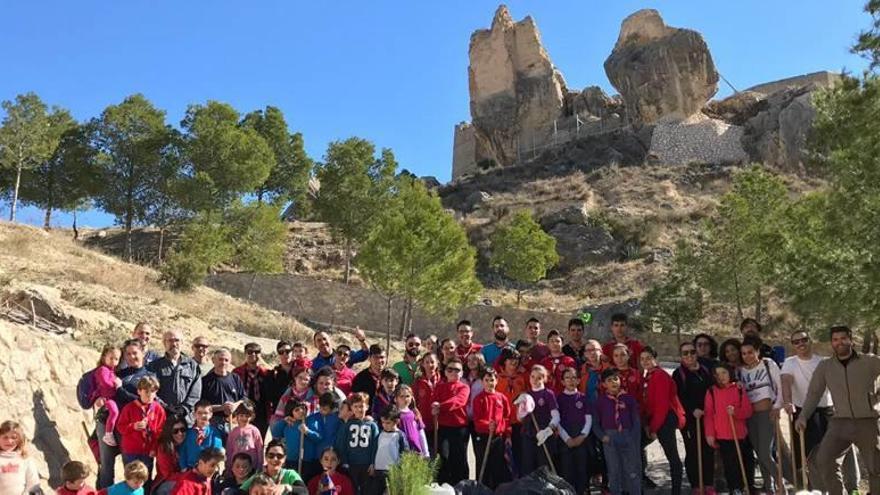 Jornada de reforestación en las laderas del castillo