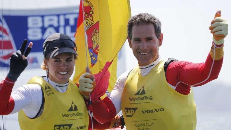 Tara Pacheco y Fernando Echávarri celebran su título logrado en Santander. // Luis Tejido