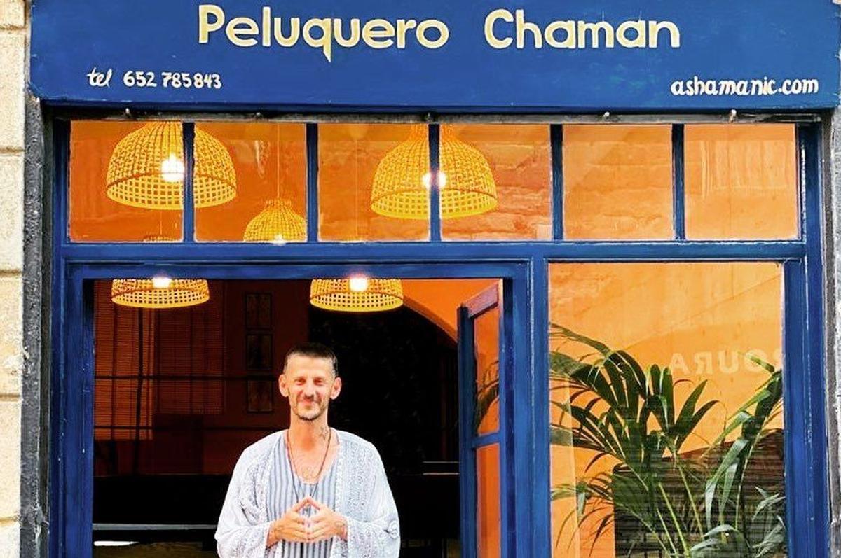 En Ashamanic te arreglan las puntas y los ‘chakras’: es la primera peluquería chamánica de Barcelona.