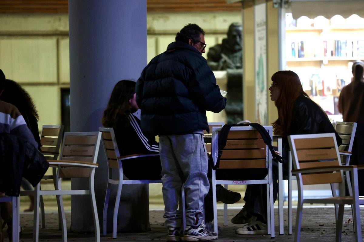Pedigüeños en una terraza ubicada en la ciudad de Murcia, fotografiados esta semana.