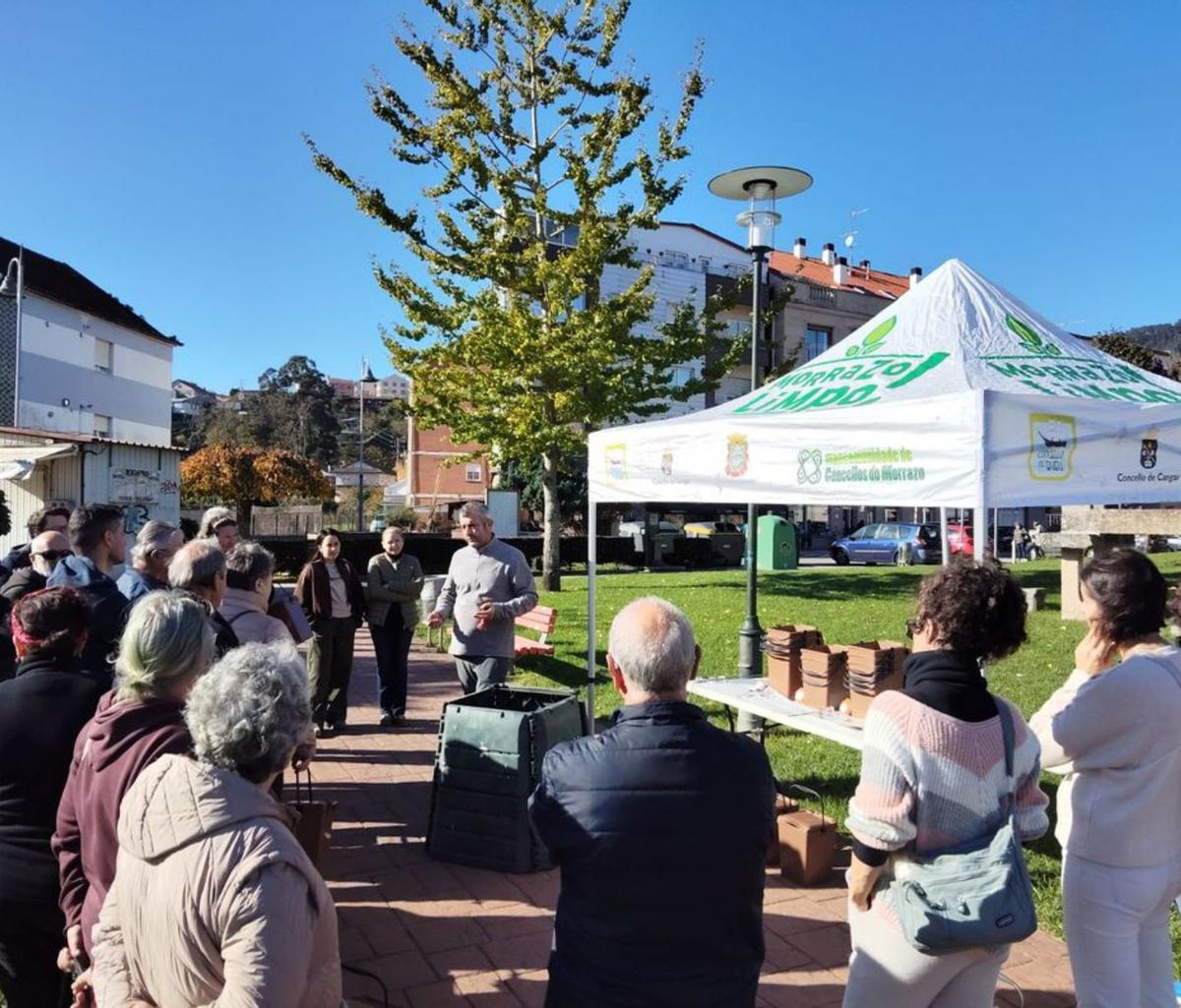 Alfonso Piñeiro entrega las alegaciones de vecinos en el Concello de Moaña. |  FdV