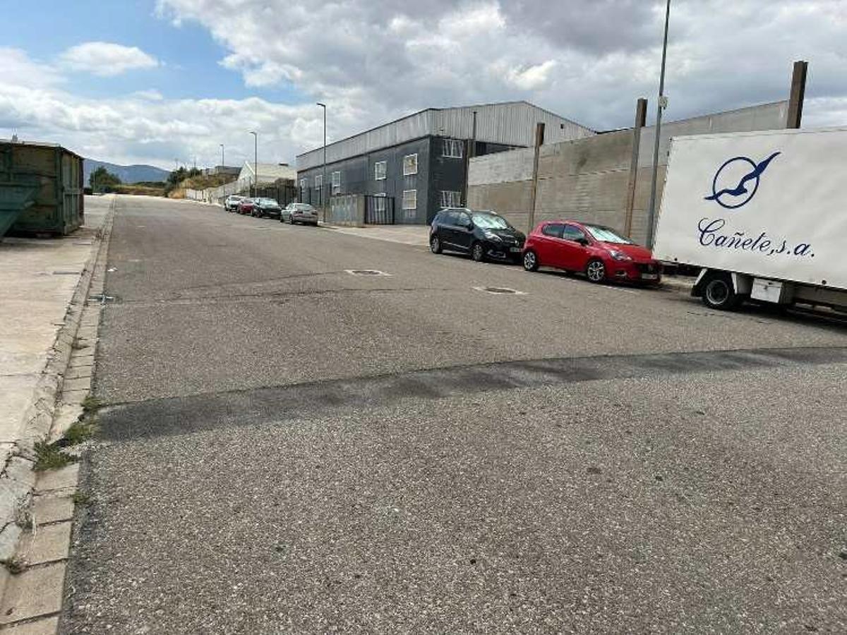 Naves en el polígono de Montaverner en una calles que será mejorada con las obras.
