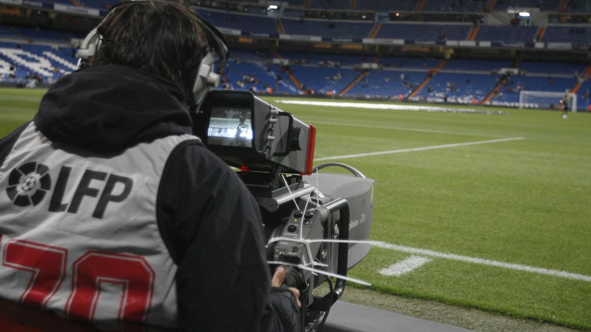 Un cámara preparado para la transmisión televisiva.