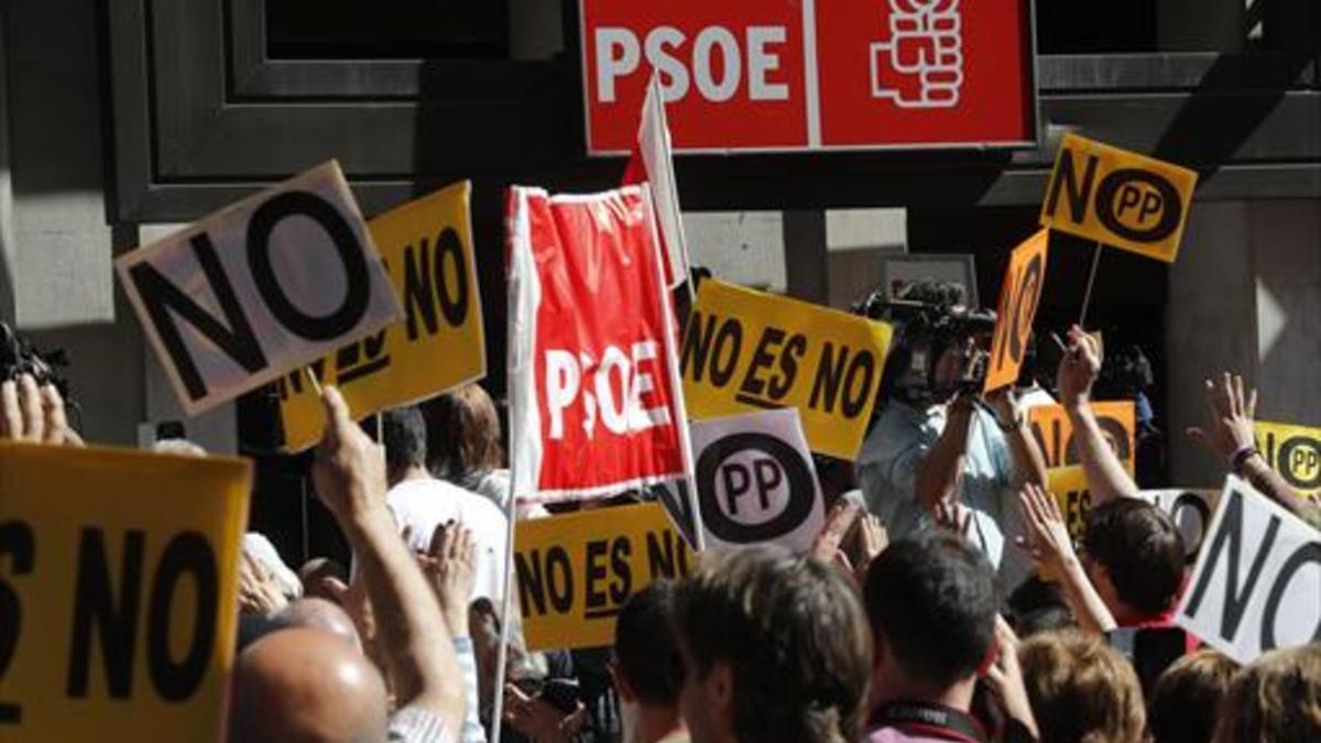 Pancartas ante la sede, ayer.