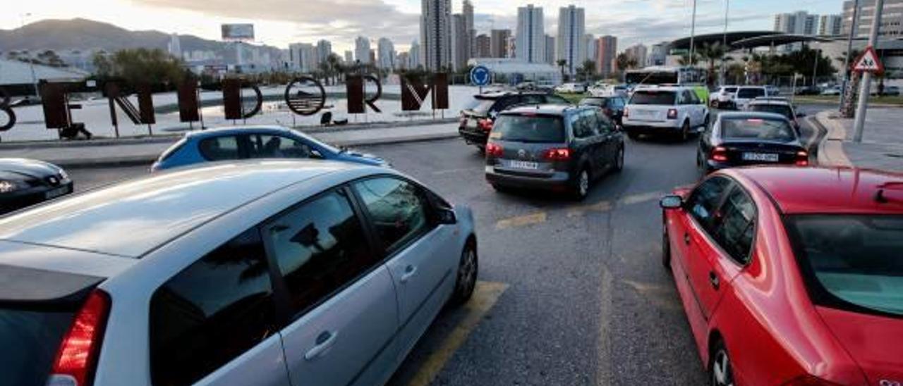 La llegada de turistas a Benidorm provoca un aumento del 10% en el tráfico rodado este verano