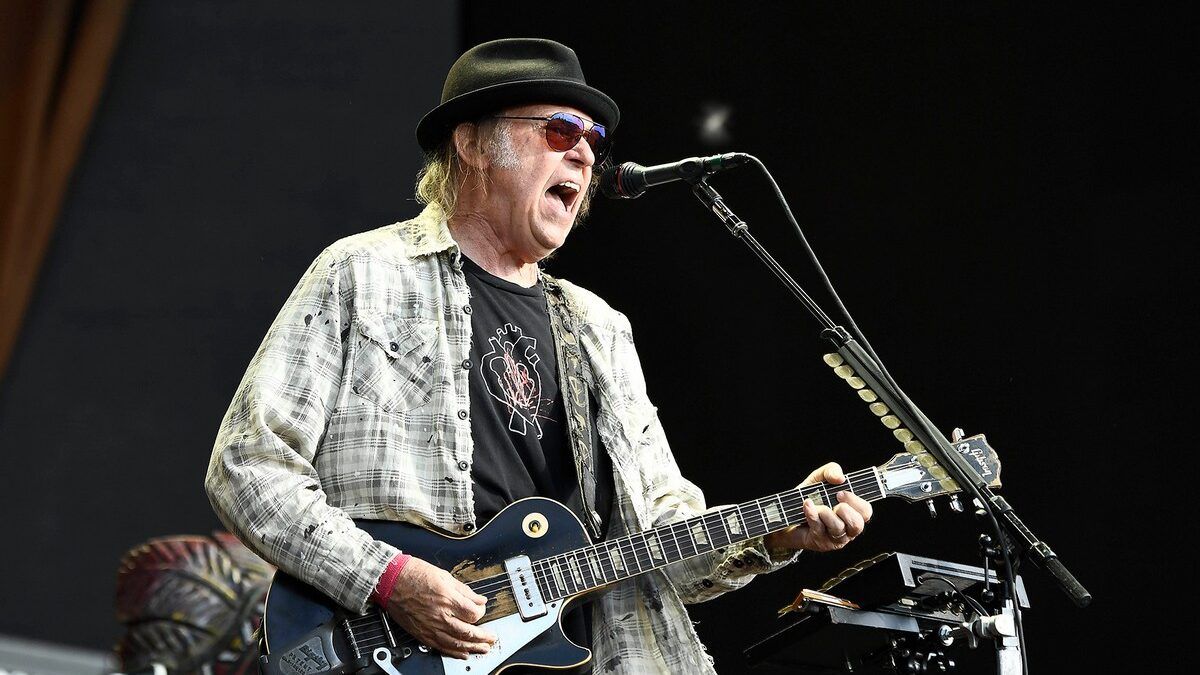 Neil Young carga contra Spotify