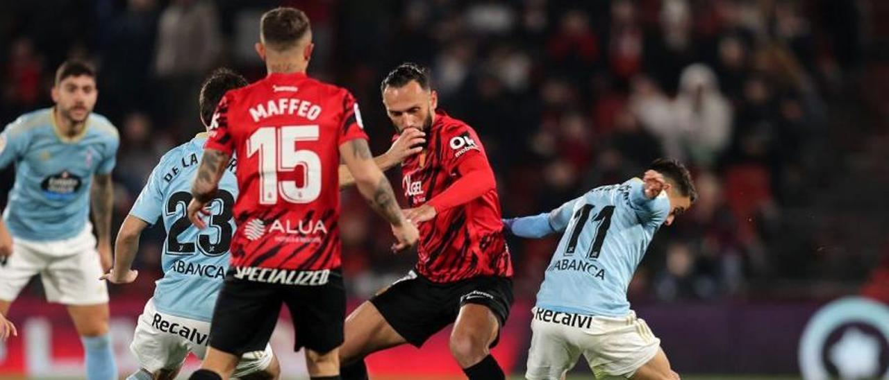 Muriqi disputa un balón en el partido de este viernes frente al Celta de Vigo.