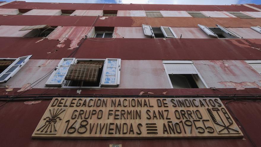 Deterioro del edificio de viviendas sociales grupo Sanz Orrio,en La Isleta
