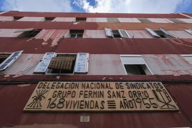 Deterioro del edificio de viviendas sociales grupo Sanz Orrio,en La Isleta