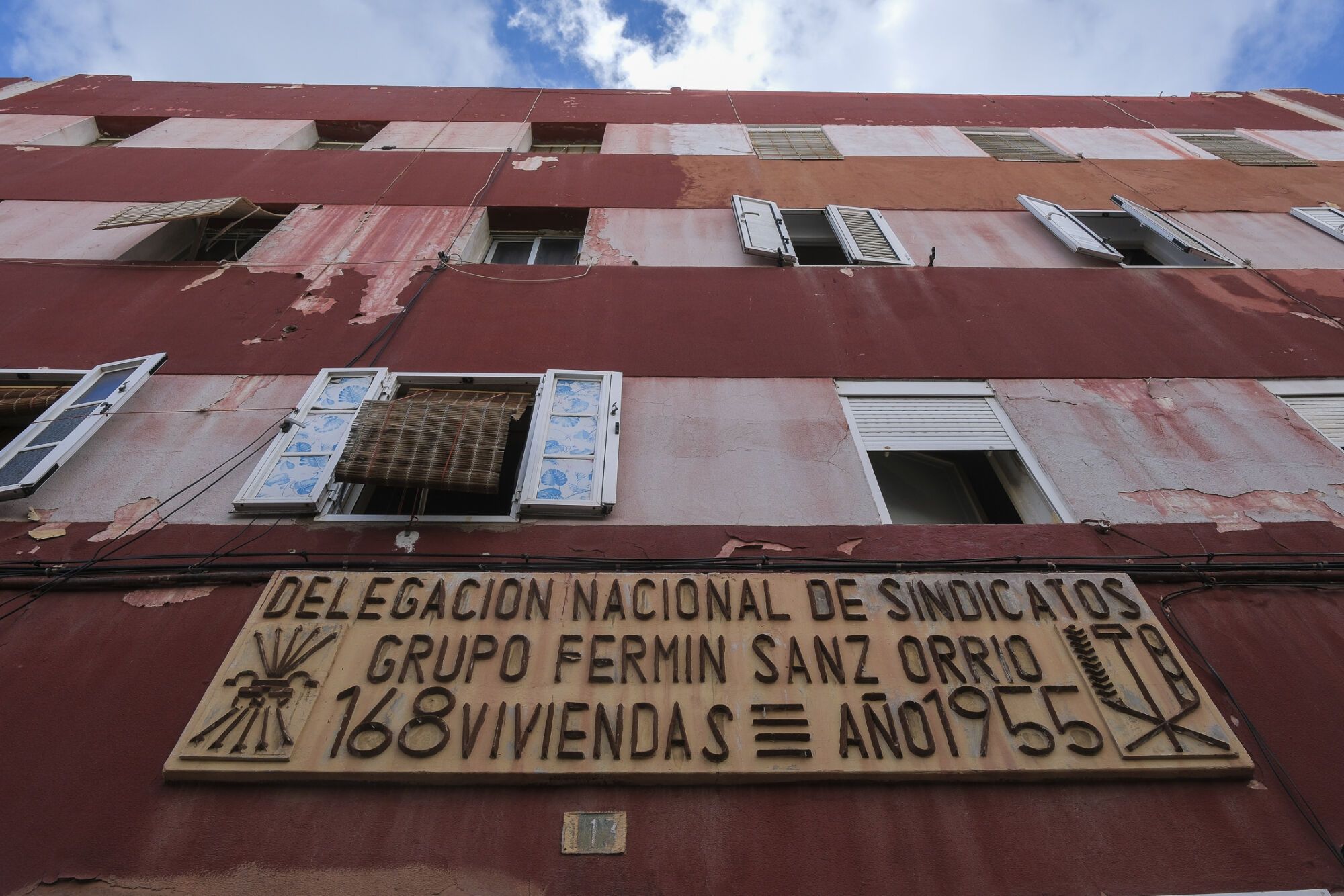 Deterioro del edificio de viviendas sociales grupo Sanz Orrio,en La Isleta