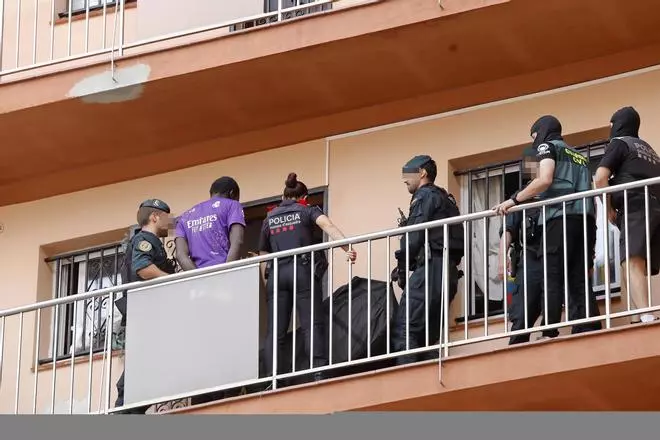 Les fotos del macrodispositiu policial contra el top manta a Roses