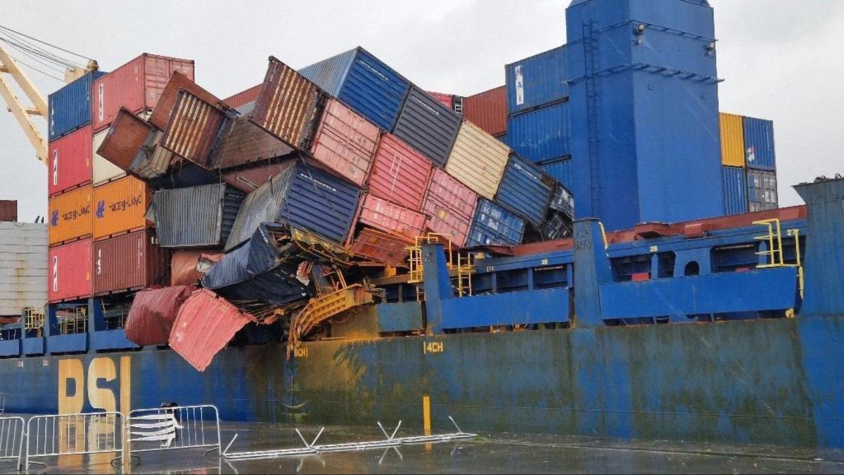 Llega a Vigo un buque mercante con un espectacular corrimiento de carga causado por el fuerte oleaje