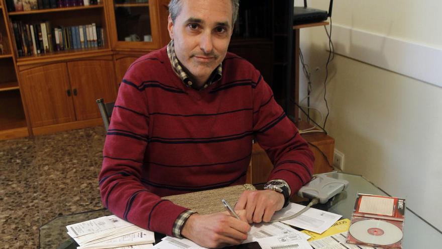 Abelardo, en su casa, con las cartas de Hacienda y los discos con la información que ha tenido que aportar.