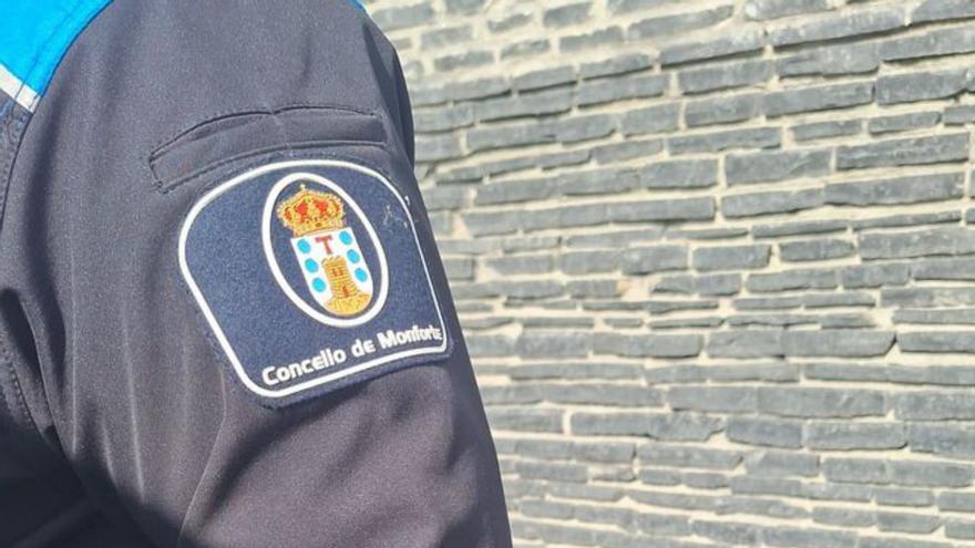 Un agente de Ourense ayer con un uniforme de Monforte | FdV
