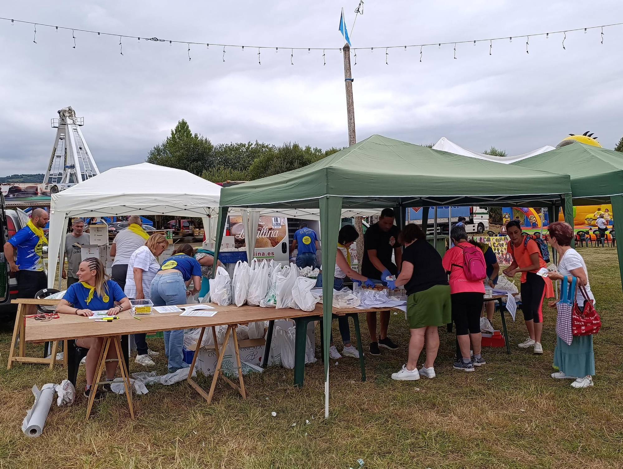 Mesa y mantel para más de mil personas en las fiestas de El Berrón