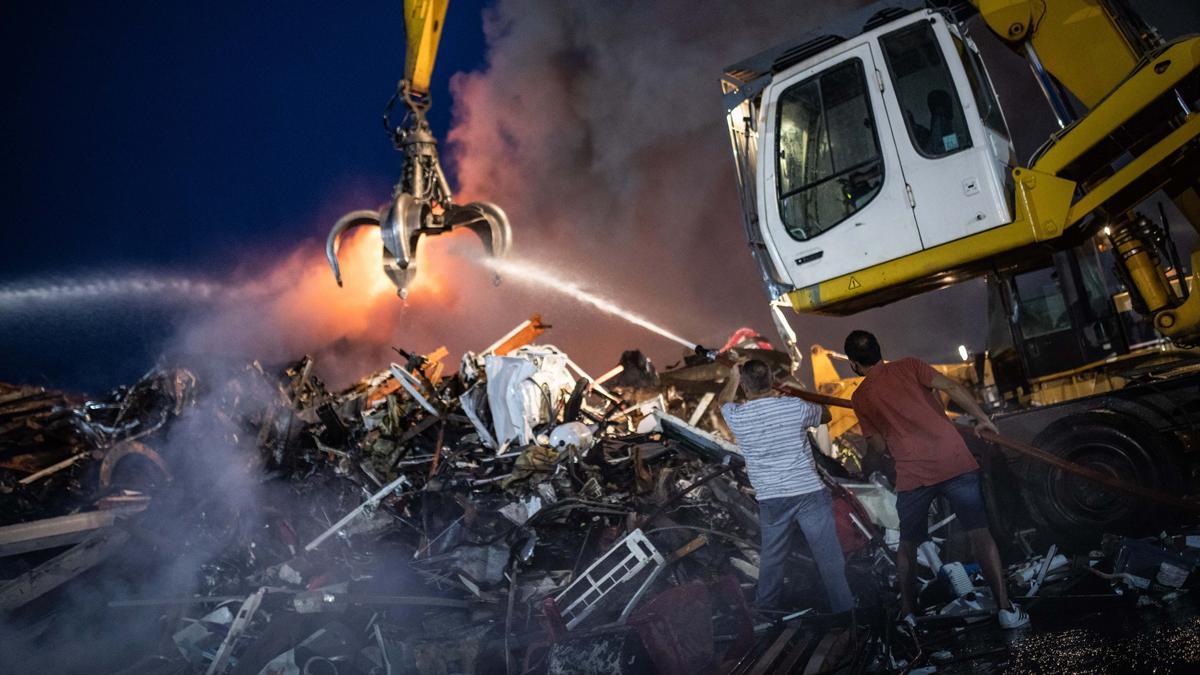 Declarado un fuego en el desguace de Ca Na Negreta