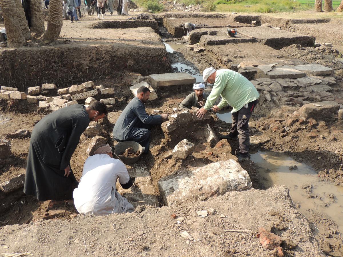 Trabajadores de la excavación, en la zona del hallazgo de los bloques del templo de Ptolomeo I.