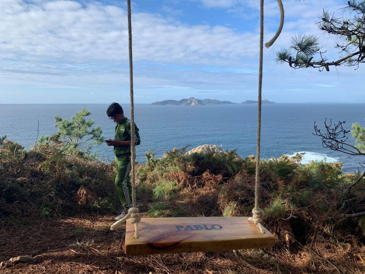 Un columpio en Monteferro con vistas a la ría de Vigo