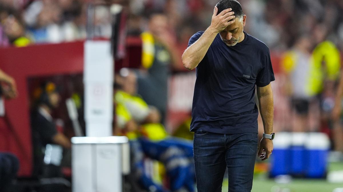 Xavier García Pimienta, entrenador del Sevilla FC, gesticula durante el partido de fútbol de la liga española, La Liga EA Sports, disputado entre el Sevilla FC y el Villarreal CF en el estadio Ramón Sánchez-Pizjuán el 23 de agosto de 2024, en Sevilla, España.