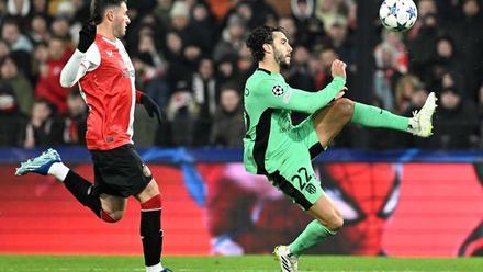 Mario Hermoso en el momento del gol ante el Feyenoord