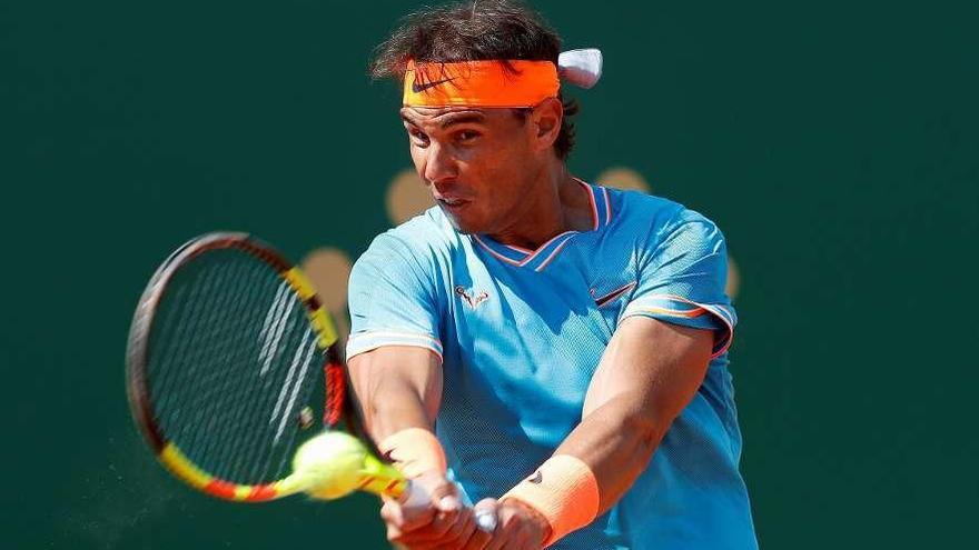 Rafael Nadal pega un golpe de revés durante su duelo de ayer ante el búlgado Dimitrov. // Efe