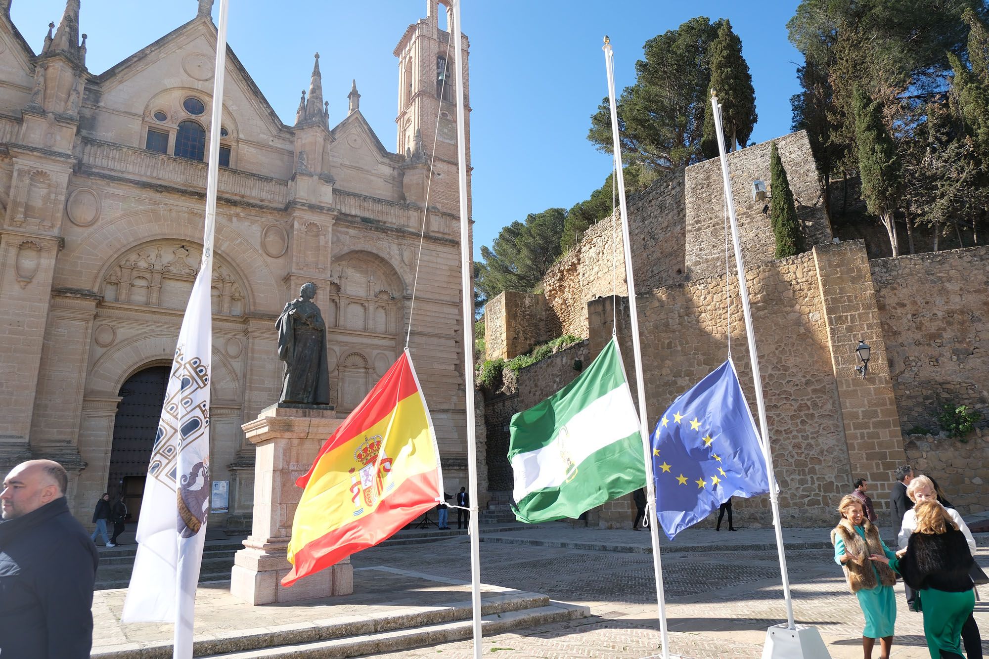 Izado de banderas con motivo del Día de Andalucía en Antequera.