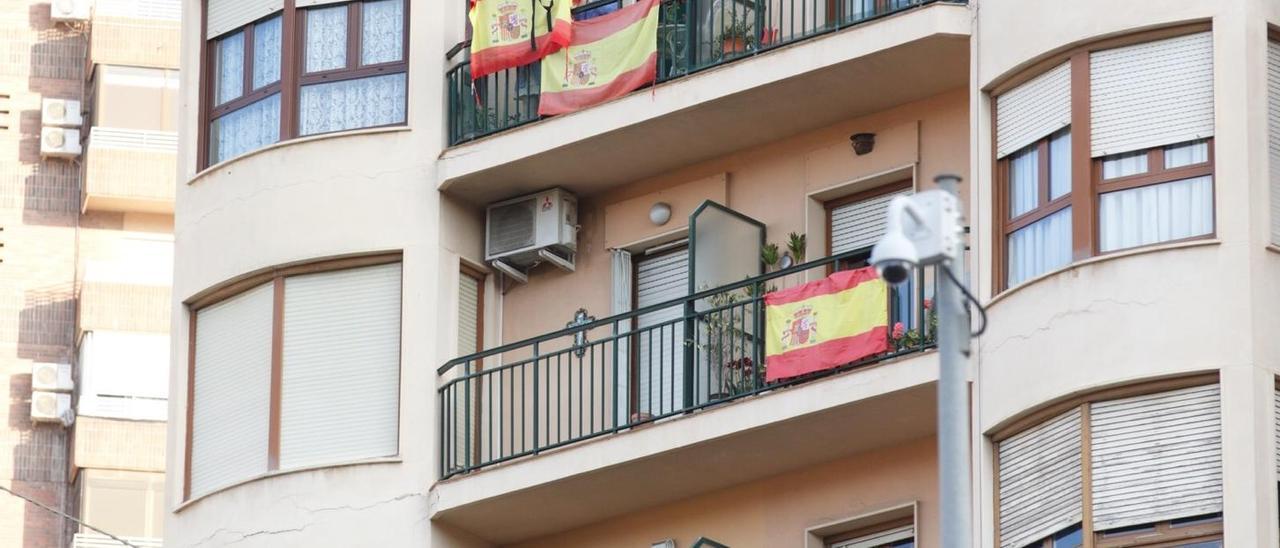 Banderas en los balcones.