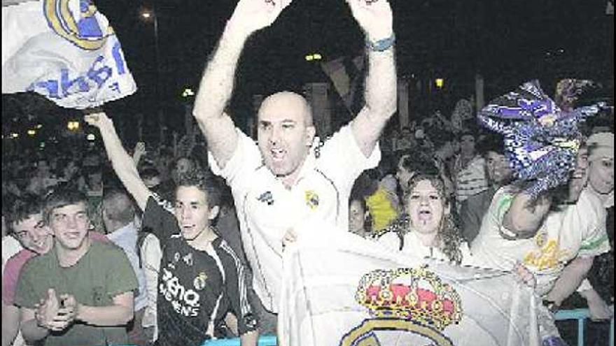 Aficionados madridistas celebran en la Cibeles el 31.º título de Liga.