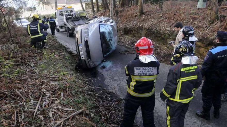 El coche volcado en el Camiño do Monte de Bamio a Trabanca Sardiñeira. // Noé Parga