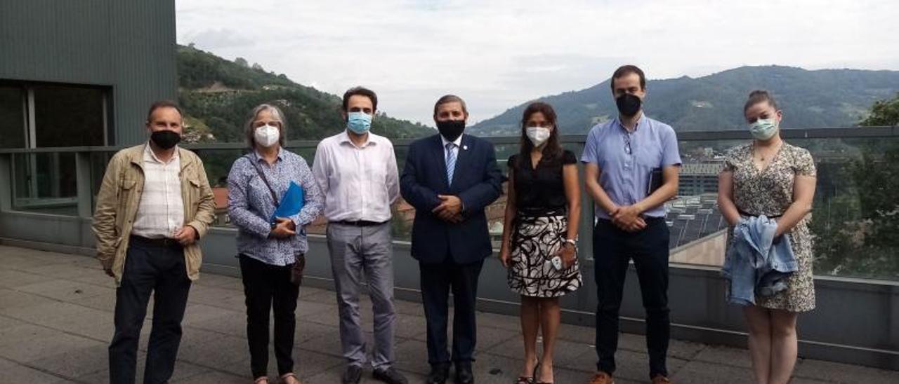 El rector de la universidad hondureña, en el centro, junto a José Luis Gallego, profesores y miembros de Geólogos del Mundo, en el edificio de investigación del campus. | Indurot