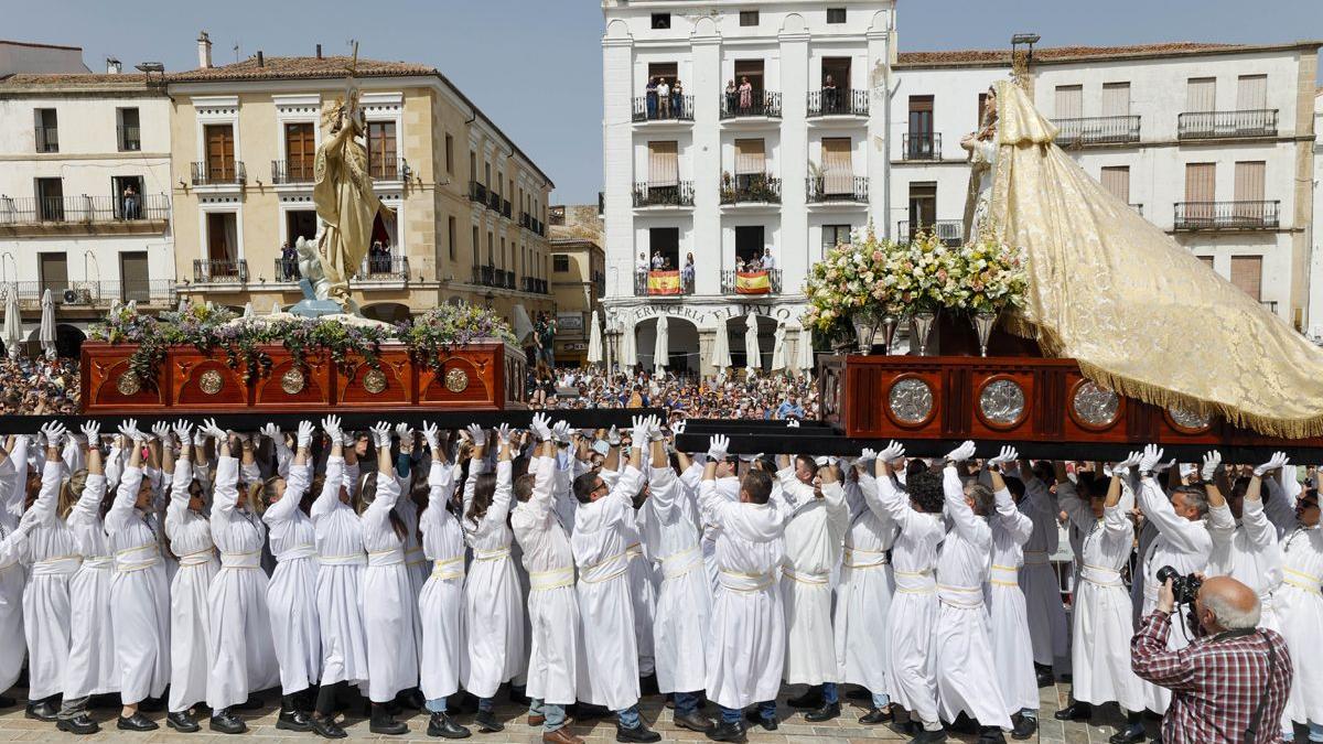 Imagen de la procesión del Encuentro en la plaza Mayor de Cáceres.