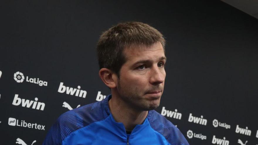 Celades, durante una rueda de prensa con el Valencia CF. | J. M. LÓPEZ